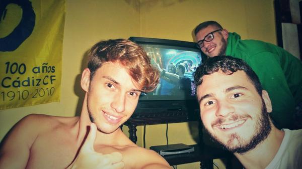 ButronG's tweet photo. Selfie despespeinados viendo #NeoxFanAwards2014 #TrianaShore #ClimaExtrañoEnElPiso #MicroClima @Salvi_18 @DCasanova_D http://t.co/oL1BqudSVd