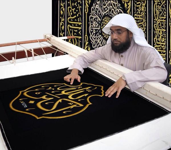 ktat36's tweet photo. الخطاط مختار عالم خطاط كسوة الكعبه المشرفة مع قنديل الله أكبر #الخط_العربي http://t.co/PtaS5hGzUV
