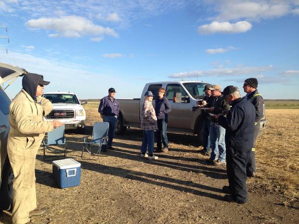 MissCathcart3's tweet photo. Supper in the field with G-Six Farms #harvest14 http://t.co/k1qFkK7NIF