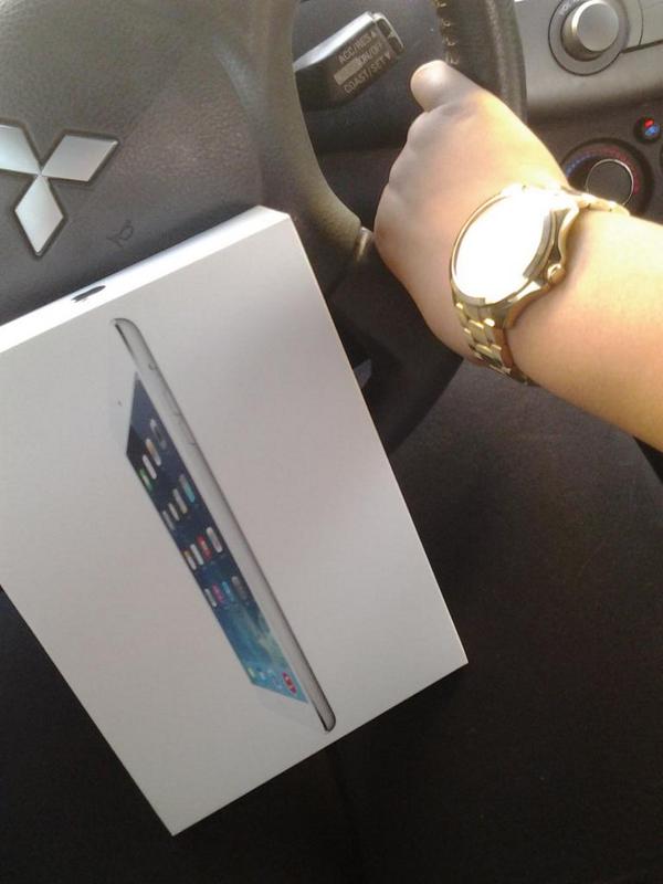 ashhhmoniquee's tweet photo. Thanks baby for the new watch and iPad :* http://t.co/aGnGRYpSDE