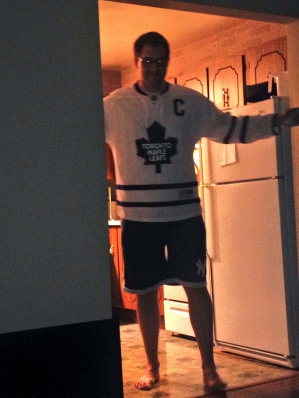 luke0427's tweet photo. It's that time of year, when every leafs fan dust off the jersey and get their hopes up. http://t.co/uf0nWikptv