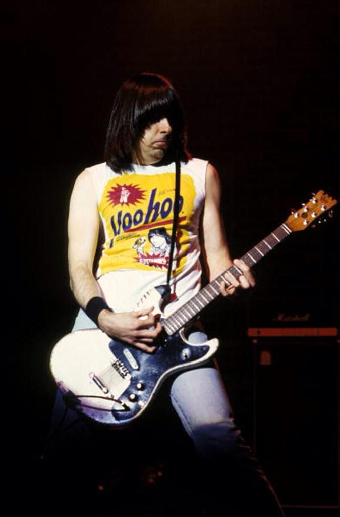 Happy birthday Johnny Ramone . Elok elok dkt kubur tu 