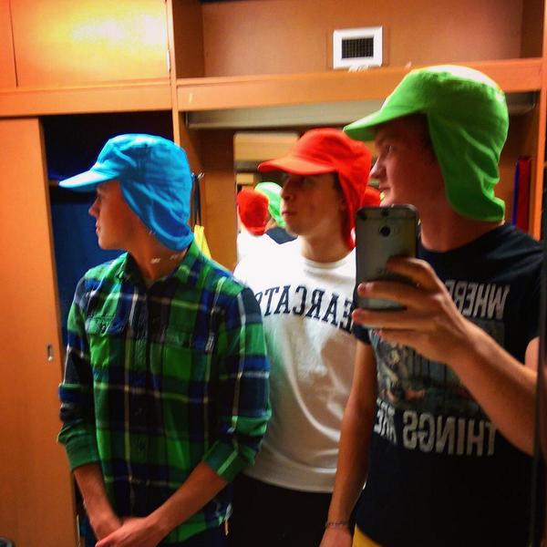 Jo_nahhh's tweet photo. Spent more than 8.4 seconds with my awesome roommates tonight... #DudesInHats #LadiesStanInLine http://t.co/wvIGMX9V7Y