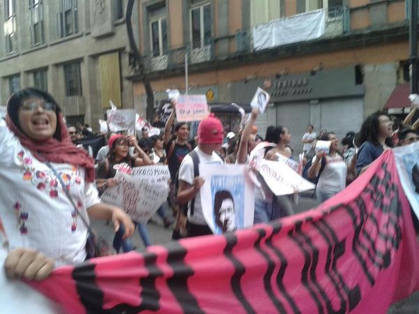 132LosAng's tweet photo. .@BloqueROSA1 presente en la marcha en solidaridad con #Ayotzinapa #JusticiaParaAyotzinapa http://t.co/N9aIXTADEO