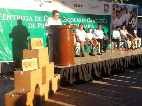 EmeterioOchoa's tweet photo. Acompañando al Delegado @conafesonora Amós Moreno en Entrega de Útiles Escolares Gratuitos @rogeliodbr @AytoCAJEME http://t.co/nC1SJrwx7r