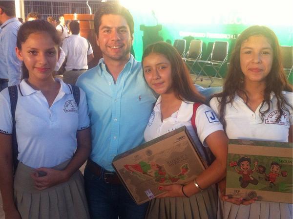 EmeterioOchoa's tweet photo. Acompañando al Delegado @conafesonora Amós Moreno en Entrega de Útiles Escolares Gratuitos @rogeliodbr @AytoCAJEME http://t.co/nC1SJrwx7r