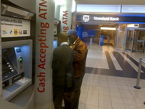 PietKlaasee's tweet photo. @Digitaleagles early customer support at Cash Accepting Device #makingliveseasier! http://t.co/ZAm8Jy6oYu