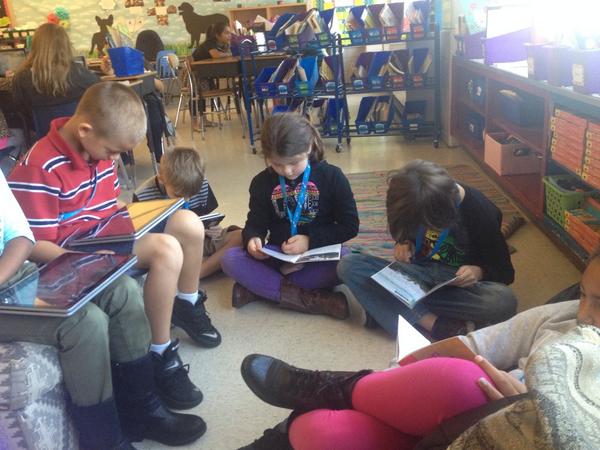 caitlinvockroth's tweet photo. Students have the option of reading digitally or in print! @BCPSODL @BCPSHES @DDance_BCPS http://t.co/mgT8EeL1Nc