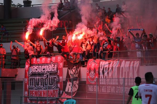 julakunjun's tweet photo. http://t.co/8aqtxedJev Sprter @Pasoepati nyalakan RF, MFC Dpt Sanksi @MartapuraFC @WargaBanua @BuhanBanjar @BuhanBjb http://t.co/Xr4PIXZzKG