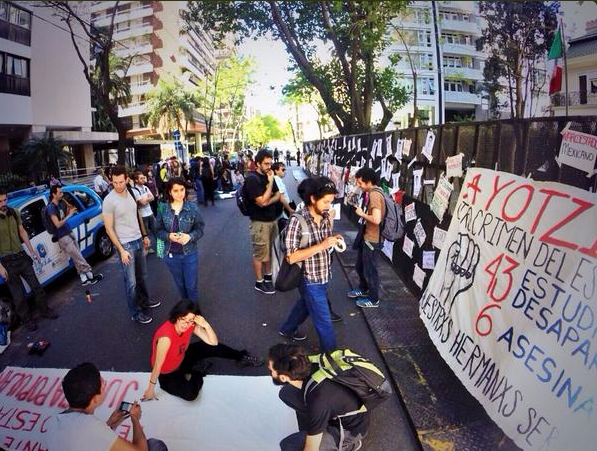 Revolucion3_0's tweet photo. #FOTOS 
80 ciudades de México y el mundo protestaron por Ayotzinapa 

http://t.co/KqfcvJChpK http://t.co/zdq1E6exf2