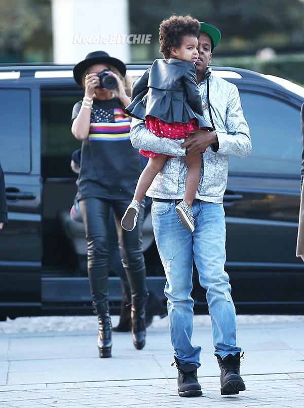 xonecole's tweet photo. Beyoncé Plays Paparazzi To Jay Z &amp; Blue Ivy At Louvre In Paris http://t.co/E2yC3XXhNQ http://t.co/uphii93Fo4