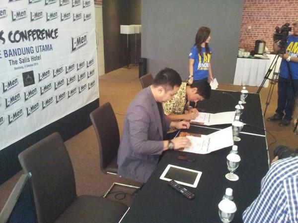 BdgUtamaAkademi's tweet photo. Penandatanganan JNE Bandung Utama dgn @LMen @LMenBandung Cc: @JNE_ID @nblindonesia @mainbasket http://t.co/wBOkTigkyS
