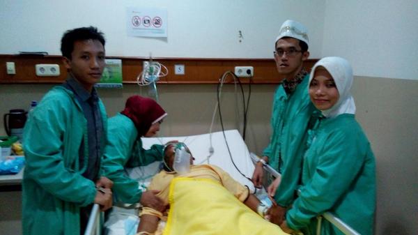 FaiqFajar's tweet photo. Ketika akad nikah di ruang icu. Selamat kakak ku tercinta. Semoga berkah mengiri langkah, dan Bapak segera sembuh :-/ http://t.co/I5XZ7xajgL