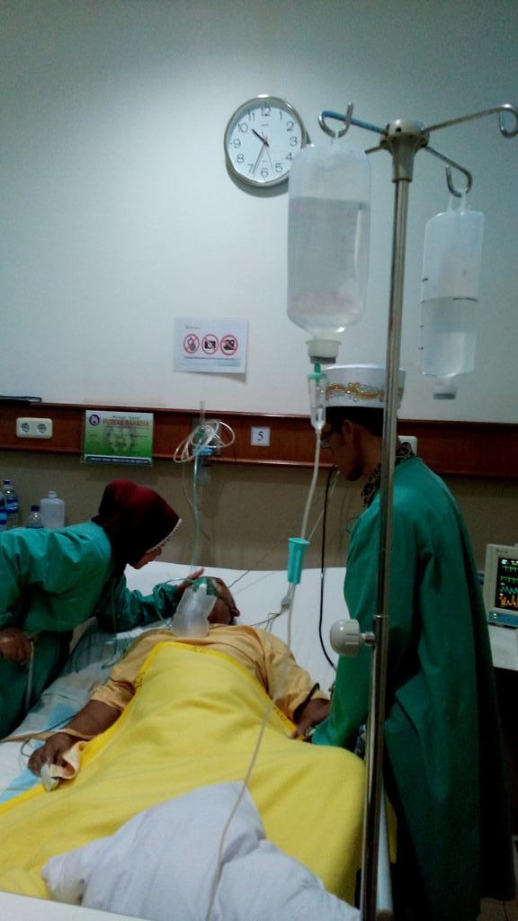 FaiqFajar's tweet photo. Ketika akad nikah di ruang icu. Selamat kakak ku tercinta. Semoga berkah mengiri langkah, dan Bapak segera sembuh :-/ http://t.co/I5XZ7xajgL