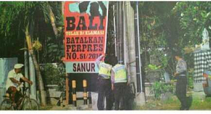 ForBALI13's tweet photo. Pak, kenapa hanya baliho #TolakReklamasiTelukBenoa saja, baliho ormas dll tidak di turunkan? Cc @jokowi_do2  http://t.co/hvp6sowwgD”