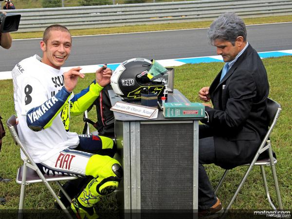 MotoGP's tweet photo. Do you remember this? #ThrowBackThursday #MotoGP @ValeYellow46 #JapaneseGP http://t.co/nnZE2RL2M4