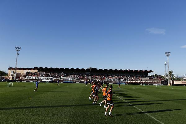 valenciacf's tweet photo. ENTRENAMIENTO - El #VCF se ha ejercitado ante más de 2000 aficionados que han llenado las gradas del Antonio Puchades http://t.co/TMLhvLN4qR