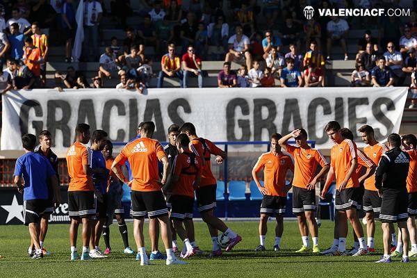 valenciacf's tweet photo. ENTRENAMIENTO - El #VCF se ha ejercitado ante más de 2000 aficionados que han llenado las gradas del Antonio Puchades http://t.co/TMLhvLN4qR