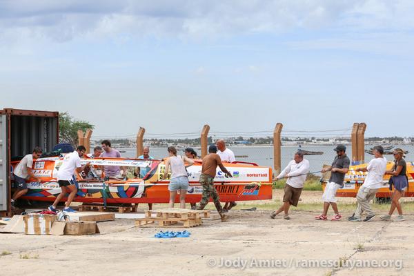 RamesGuyane's tweet photo. Dakar J-9 ça pousse .. ça tire.. ça transpire ... tous les bateaux devront être dépotés à la fin de la journée. http://t.co/6fCcjDEEny