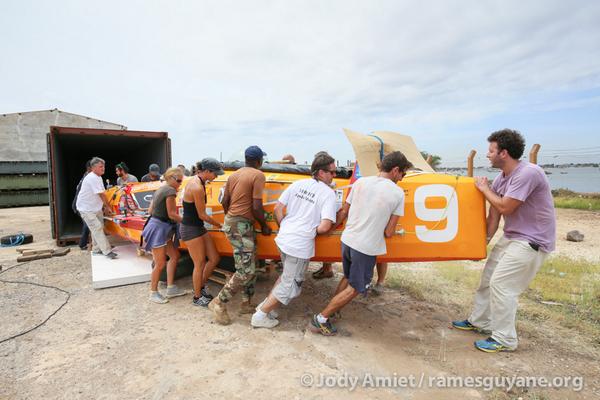 RamesGuyane's tweet photo. Dakar J-9 ça pousse .. ça tire.. ça transpire ... tous les bateaux devront être dépotés à la fin de la journée. http://t.co/6fCcjDEEny