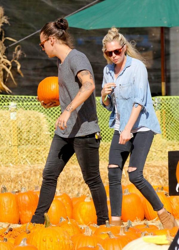 DreamYouDergi's tweet image. #HarryStyles, dün öğleden sonra Kaliforniya&apos;da #ErinFoster ile balkabağı seçerken görüntülenmiş...