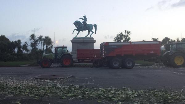 tendanceouest's tweet photo. Inutile de prendre sa voiture place Napoléon à #Cherbourg #agriculteurs en colère http://t.co/51tte359Bd