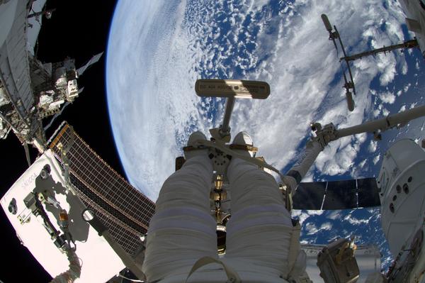 csa_asc's tweet photo. Amazing view! MT “@Astro_Alex: The world, seen through 2 mm of plexiglass #BlueDot #EVA27 http://t.co/RsykcntzdU”