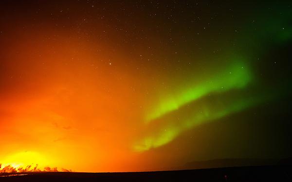 randomlynew's tweet photo. Where #volcano #eruptions meet #NorthernLights http://t.co/OeazaUoU8d http://t.co/GWxl2XNqSj