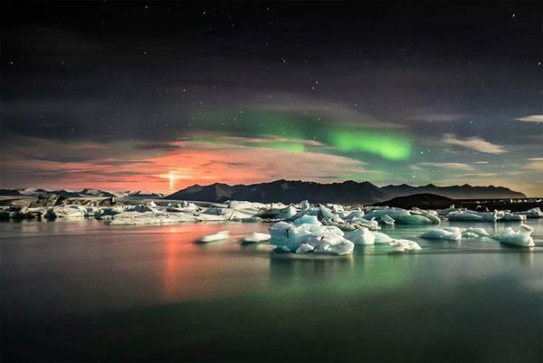 randomlynew's tweet photo. Where #volcano #eruptions meet #NorthernLights http://t.co/OeazaUoU8d http://t.co/GWxl2XNqSj