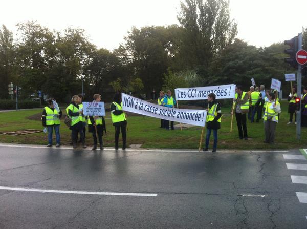 celatv's tweet photo. #manifestation des salariés de la @ccilarochelle et de la CCI de #Rochefort contre les coupes budgétaires annoncées http://t.co/fvmvarM18c