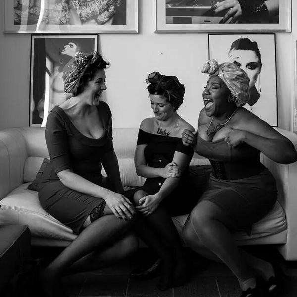 BelleDeCocoNoir's tweet photo. A #tbt #Cheekette #BTS candid moment at our @burlesquecheek photoshoot with  @May_DenVoyage &amp; @Lady_Cheek by #Angus 💋 http://t.co/JRWS7THe0t
