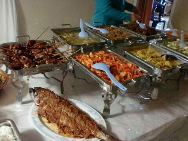 Charlez_stompul's tweet photo. Gegara si @JerichoBonn ini posting makanan manado.. Jdi pengen pulak awak... Tanggung jawab kou Vin .. Hahaha http://t.co/RgW7NPWYYH