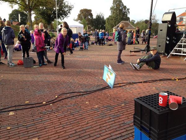henr1601's tweet photo. #folkeskole200 Nu kaster man med skolebøgerne. Er den digitalestratgi i Vordingborg slået meget igennem? http://t.co/Az9n7xPgcu