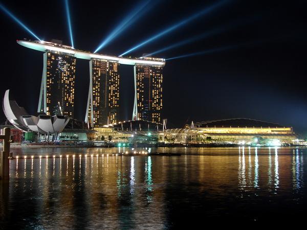 TwiDiscovery's tweet photo. Роскошный отель Marina Bay Sands в Сингапуре. http://t.co/QPtJ05qTr9