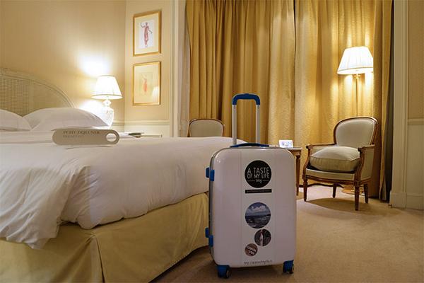 argone69's tweet photo. Ma fidèle compagne désormais ... à lire sur le blog http://t.co/glei4HeDU7 #calibag #suitcase http://t.co/wPpc3RXUfl