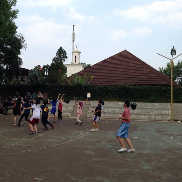 acaraTIUI's tweet photo. Sekarang sdg berlangsung basket putri 12 vs 14 http://t.co/PpwK41SpnG