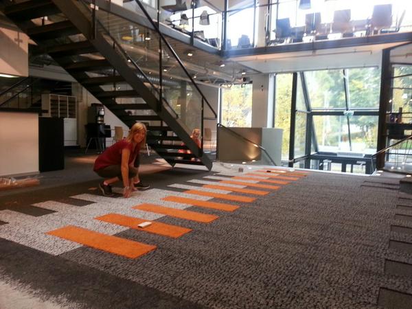 Interface_NO's tweet image. Vi er i full gang med å legge nytt gulv til vårt event i kveld! #HumanNature #Nasjonalgalleriet