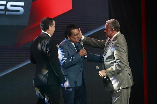 norielgs's tweet photo. De Cagalitroso y Manzanillo se trataron Roberto Durán y Don @JCTapiaLMB durante #preventa #Medcom2015 @MiDiarioPanama http://t.co/NVr0Zpozxr