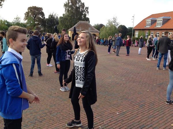 henr1601's tweet photo. #folkeskole200 Nu danses der sørme lancier på Den røde plads - i Vordingborg forstås http://t.co/jATTX6IPqd