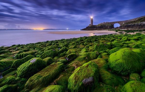 Маяк Фаре дю Пети Мина во время отлива, Франция