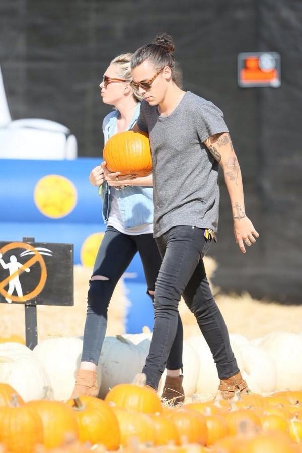 LouSwam's tweet image. Jean
Shoes
Bun
Glasses
Homosexuals...

The same :)

#HarryStyles #ErinFoster