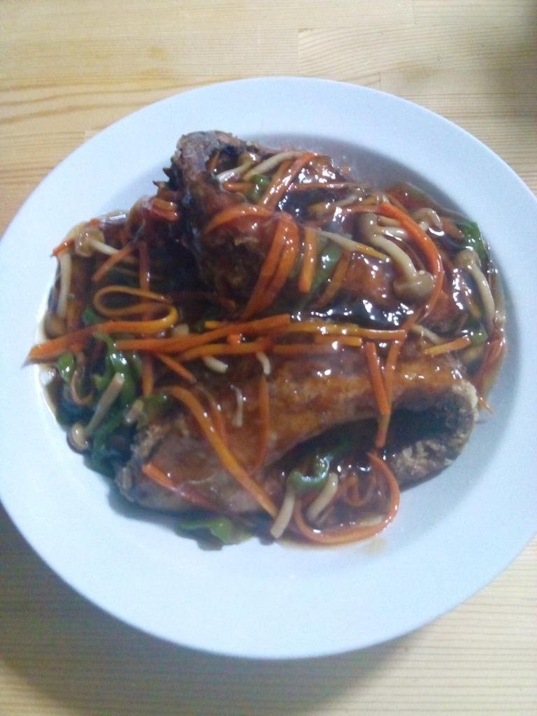 鱸戸 四朗 鯉の唐揚げ甘酢あんかけで 鯉のコース料理は終了です 養殖でない天然の 特に川魚は寄生虫が非常に怖いので 鯉の洗い は造りませんでした ブログの 巨大鯉ゲット は近々最終編をアップ