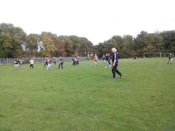 Leerlingen <a href="/werkmancollege/">H.N. Werkman College</a> lekker aan het ballen tijdens clinic <a href="/RCGroningen/">Rugby Club Groningen</a>. Top motivatie van de jeugd!