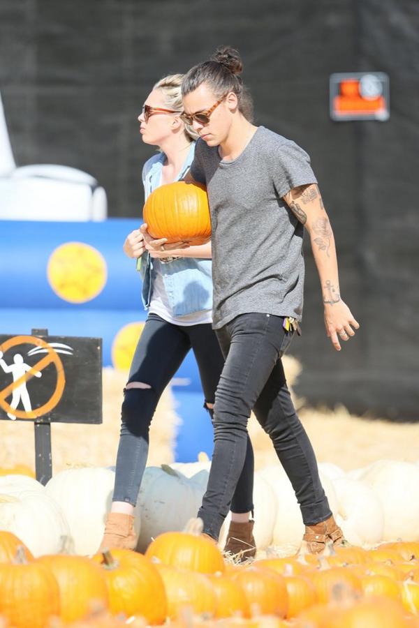 kirittyVS's tweet image. 👗私服Fashion👗
ハリー・スタイルズ ✖️エリン・フォスターin LA ②

Mr. Bones Pumpkin patchへ訪れたハリーとエリンさん♡

#HarryStyles 
#ErinFoster 
#ootd