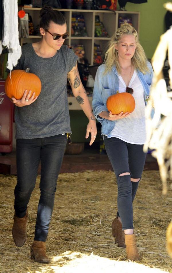 kirittyVS's tweet image. 👗私服Fashion👗
ハリー・スタイルズ ✖️エリン・フォスターin LA ②

Mr. Bones Pumpkin patchへ訪れたハリーとエリンさん♡

#HarryStyles 
#ErinFoster 
#ootd