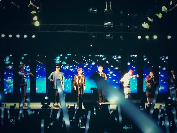 pyckaaa's tweet image. 내가 이걸 보겠다고 5시간 넘게 기다렸던가. 왜 뜬금 없이 블락비 나올때만 야광봉을 나눠줘서 흔드는거 때문에 더 못보고, 옆에서 뒤에서 밀어대서 즐기지도 못함ㅠ_ㅠ