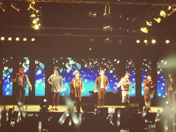 pyckaaa's tweet image. 내가 이걸 보겠다고 5시간 넘게 기다렸던가. 왜 뜬금 없이 블락비 나올때만 야광봉을 나눠줘서 흔드는거 때문에 더 못보고, 옆에서 뒤에서 밀어대서 즐기지도 못함ㅠ_ㅠ