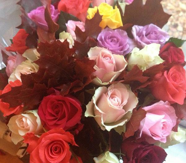 Härliga mixade rosor i gott sällskap av höstlöv. #höstmys