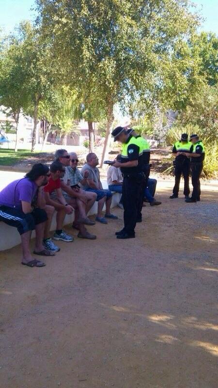 ierrejon's tweet photo. Multas de 100 euros a los compañeros de @PodemosUbeda por reunirse en un parque.El alcalde le teme a la gente.Fuerza! http://t.co/upbJ5XaztH