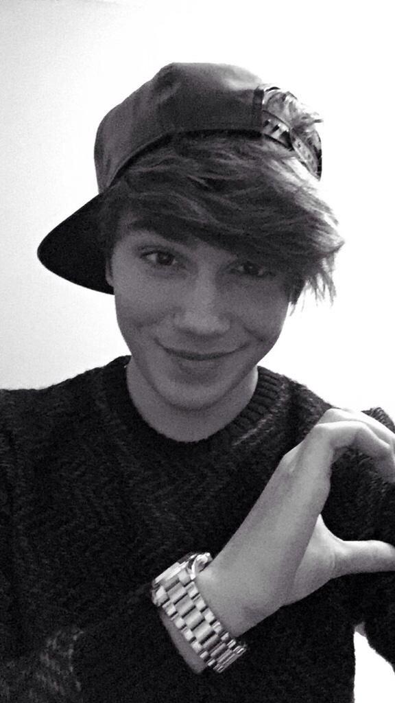 happyeonwoo_'s tweet image. Sunshine,
If this gets +100 RTs will you follow me and make me the happiest girl on earth? ilysm 🙈❤️
@GeorgeUJWorld